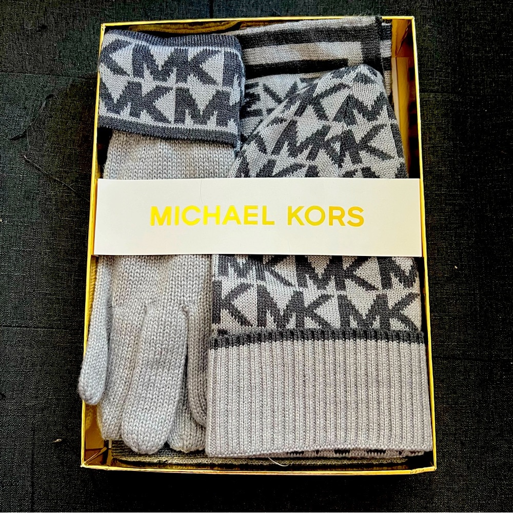 Michael Kors Winter Accessory Gift set
